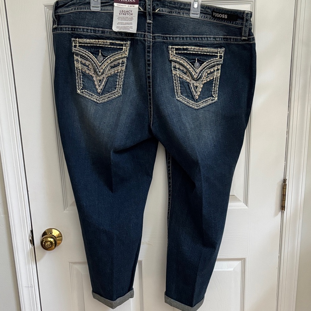 Vigoss capris. NWT.  Size 22.